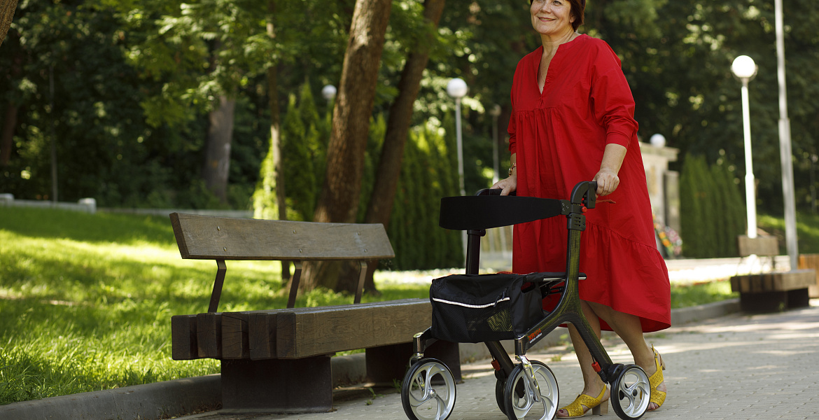 передвигаться на ходунках